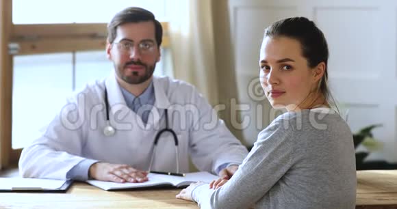 微笑的女患者看着镜头探望男医生画像视频的预览图