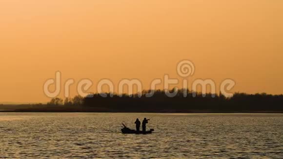 日落时与渔夫在河边划船视频的预览图