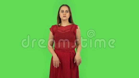 穿红色衣服的温柔女孩严格用手做手势意思是否认说不绿色屏幕视频的预览图