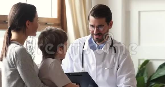 快乐关爱男医生鼓励男童患者体检视频的预览图