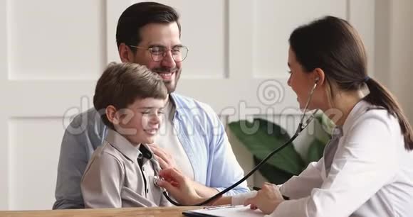 女儿科医生听高五对健康的男孩视频的预览图