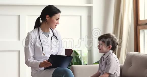 友好的儿科女医生和儿童男孩在儿科检查中交谈视频的预览图