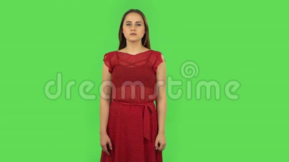 红衣嫩嫩的女孩心烦意乱愤怒地挥动着双手耸耸肩绿色屏幕视频的预览图