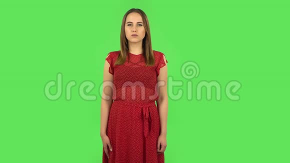 穿着红色裙子的温柔女孩正在想着什么然后一个想法向她走来绿色屏幕视频的预览图