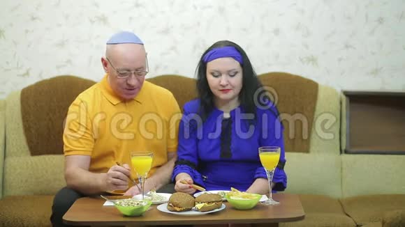 犹太夫妇吃午餐沙拉炸薯条和鸡尾酒视频的预览图