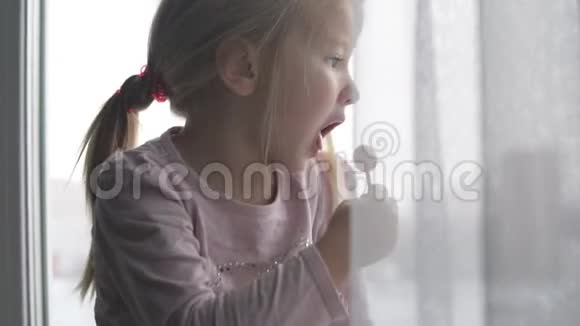 一个小女孩望着窗外的第一场雪视频的预览图
