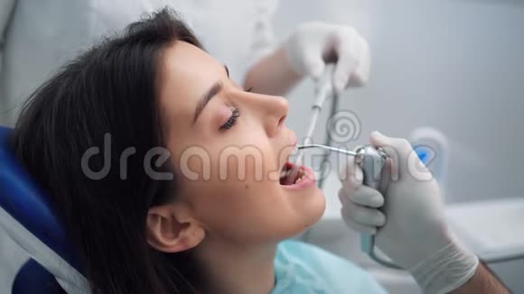 口腔诊所牙科治疗期间的女性面部近距离拍摄4k红色相机视频的预览图