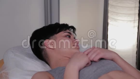 漂亮的女人在做美容手术前躺在沙发上视频的预览图
