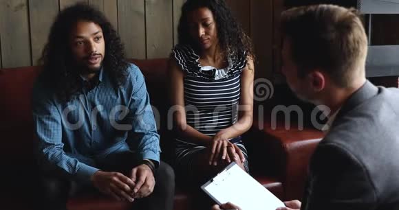 令年轻的非洲种族结婚的夫妇认识心理学家视频的预览图