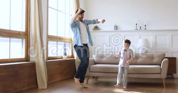 学龄前儿童与无忧无虑的父亲跳跳舞视频的预览图