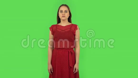 红衣嫩嫩的女孩心烦意乱愤怒地挥动着双手耸耸肩绿色屏幕视频的预览图
