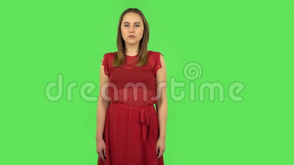 穿红色衣服的温柔女孩沮丧地说哦我的上帝并感到震惊绿色屏幕视频的预览图