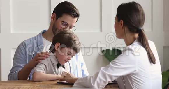 关爱女性儿科医生给予儿童男孩病人高5分视频的预览图