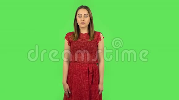 穿着红色裙子的温柔女孩指着自己说谁不感谢我不需要和笑绿色屏幕视频的预览图