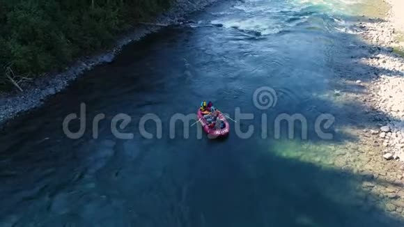 粗糙水上的橡胶筏视频的预览图