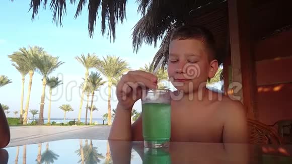 青少年喝夏天的绿色鸡尾酒视频的预览图