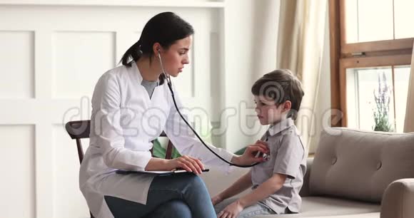 女医生儿科医生小病人儿童用听诊器检查视频的预览图