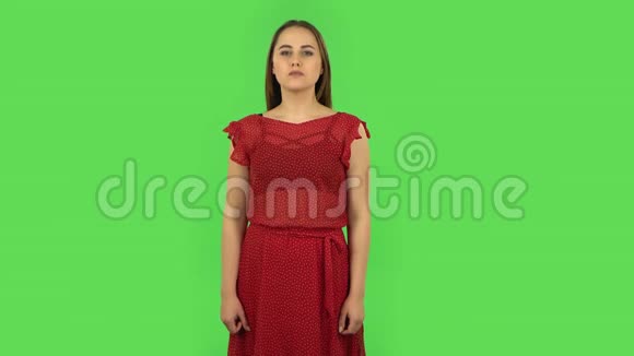 穿红衣服的小女孩正在做拇指朝下的手势绿色屏幕视频的预览图