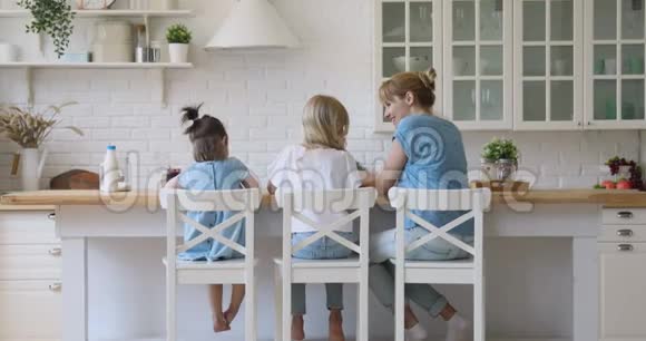年轻的保姆和两个小女孩交流视频的预览图
