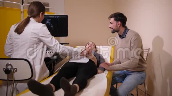 医生在超声波屏幕上显示胎儿视频的预览图