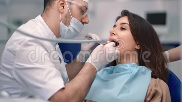 微笑的妇女病人牙科治疗后牙齿拍摄红鸦4k影院视频的预览图