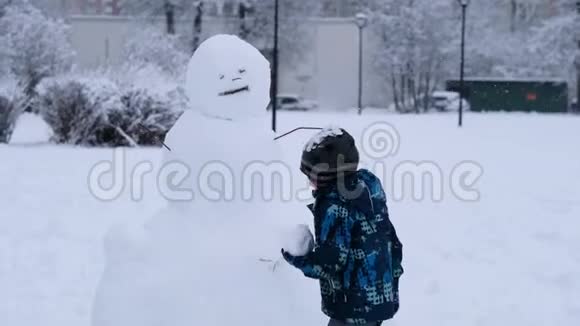 冬季雪天有雪人的孩子圣诞节假期视频的预览图