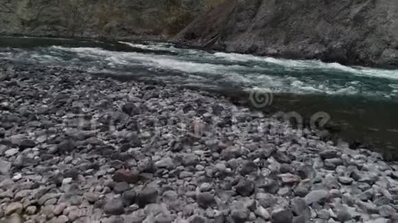 洛基河上的急流视频的预览图