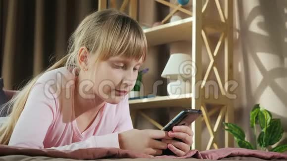 孩子在房间里休息使用智能手机视频的预览图