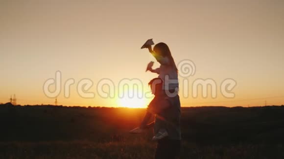 日落时分快乐的父亲和女儿玩耍视频视频的预览图