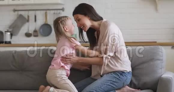 有魅力的母亲和小女儿一起享受活跃的时光视频的预览图