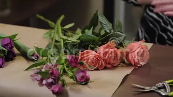 专业花艺师为国际妇女节制作花束视频的预览图