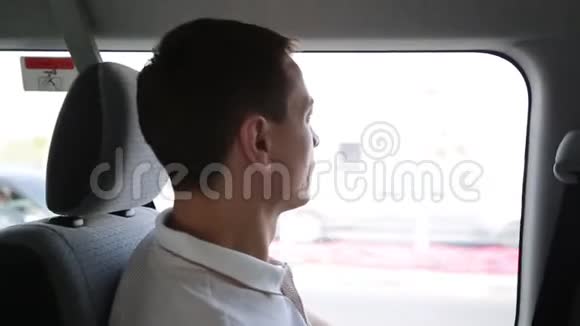 一位3540岁的白种人成年男性正坐在车里看着窗外视频的预览图