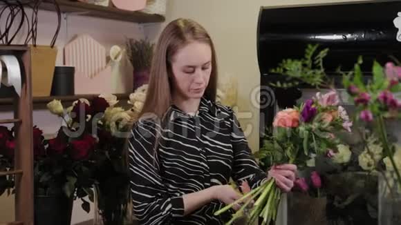 专业花艺师修剪花茎为国际妇女节准备美丽的花束视频的预览图