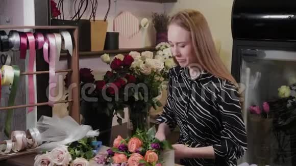 专业的花店正在包装一束花为国际妇女节准备美丽的花束视频的预览图