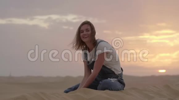 阿拉伯酋长国沙漠里一个快乐的女孩吐沙子视频的预览图