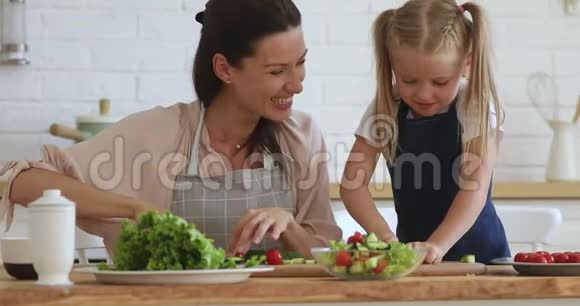 快乐可爱的妈妈教小可爱的女儿切蔬菜视频的预览图