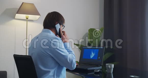 商人在打电话智能手机上专业对话的肖像帅哥会说手机视频的预览图