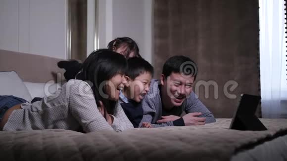 嘲笑亚洲家庭在平板电脑上看喜剧视频的预览图