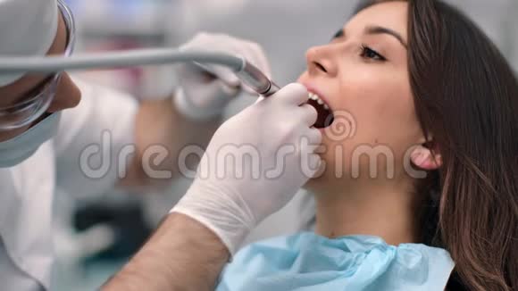 女性牙痛患者在口腔诊所治疗牙齿4k龙红相机视频的预览图
