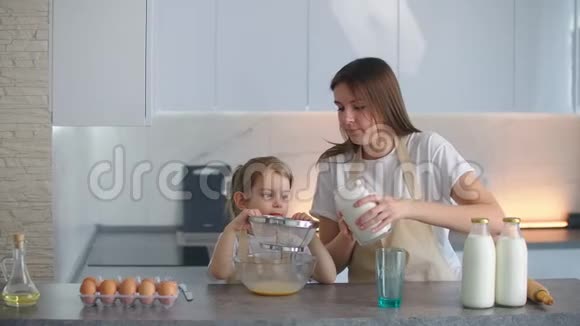 妈妈把面粉撒在碗里做馅饼视频的预览图