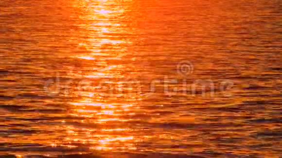 风景秀丽的海景日落在海水中倒影路人带着笔记本走过去炽热岩浆调色板视频的预览图