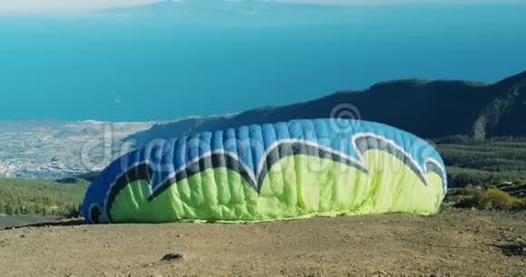 滑翔伞飞越大海开始起飞脱离地面视频的预览图