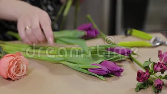 专业花艺师收集一种花的构图为国际妇女节准备美丽的花束视频的预览图