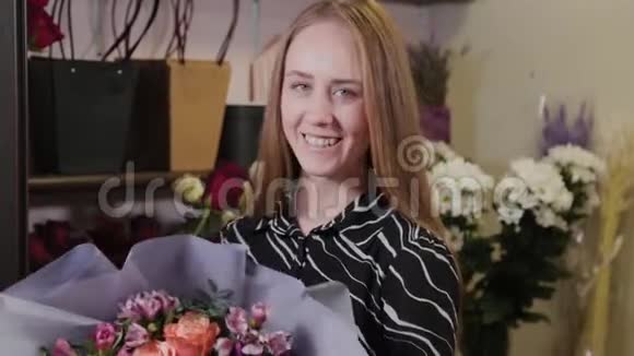 专业花店手里拿着一束鲜花出售为国际妇女节准备美丽的花束视频的预览图