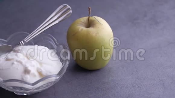 把酸奶和苹果放在桌子上视频的预览图