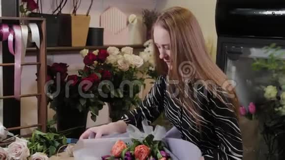 专业的花店正在包装一束花为国际妇女节准备美丽的花束视频的预览图
