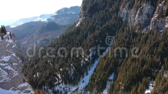 罗马尼亚喀尔巴阡山脉冬季陡峭的悬崖视频的预览图