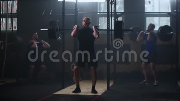 三个健身男子健美操杠铃举重锻炼肌肉运动员举重视频的预览图