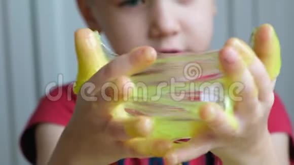 幼儿男孩幼儿玩浅绿色黏液关门视频的预览图