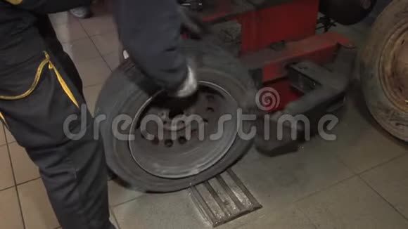 汽车轮胎修理工正在修理轮胎视频的预览图